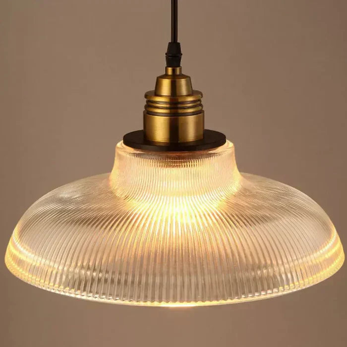 Élégant luminaire en verre pour ambiance chaleureuse